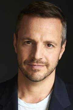 Sergio Di Zio interpreta Mike Scarlatti