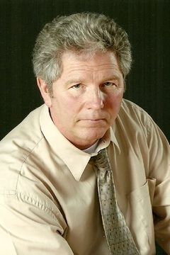 Alf Humphreys interpreta Mike O'Grady