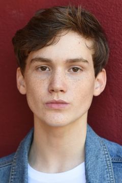 Matthew Lintz interpreta Victor Van Ravensway