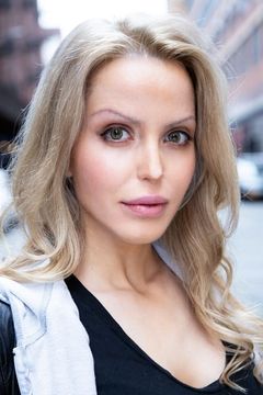 Julianne Michelle interpreta Janet Slate