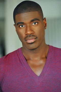 Terrell Carter interpreta Warren Hall