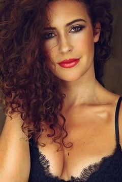 Hayley Ainsley interpreta Debutante