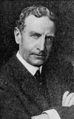 Charles Bennett interpreta Telegraph Operator (uncredited)