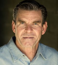 Geoff McKnight interpreta John Dewitt