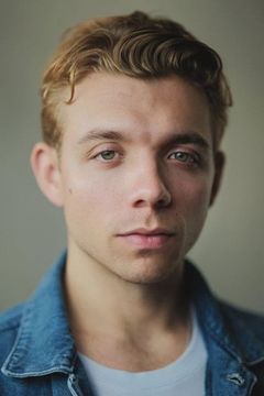 Sam Baker Jones interpreta Jake