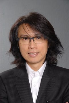 Dayo Wong interpreta Mr. Lam