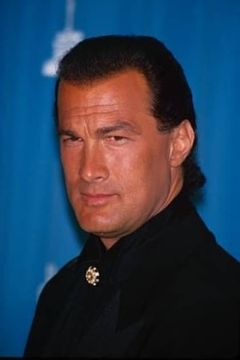 Steven Seagal interpreta Nico Toscani