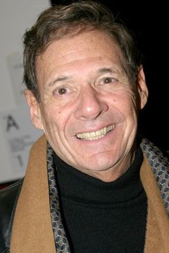 Ron Leibman interpreta Dr. Cohen