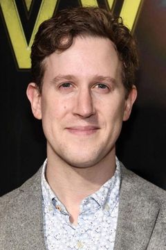 Alex Wyse interpreta Saul Feinberg