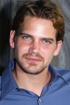 Scott Bairstow interpreta Luke