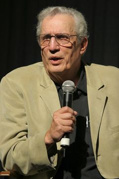 Chuck Bowman interpreta New York Dispatcher (uncredited)