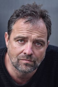 Juergen Maurer interpreta Christoph Draeger