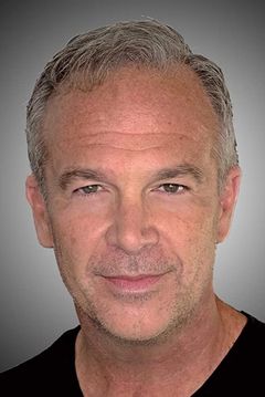 Troy Dillinger interpreta Greg Gutfeld