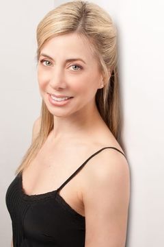 Kristina Agosti interpreta Alumnus Guy #4's Wife