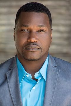 Stanley Aughtry interpreta Merchant Tribe Warrior