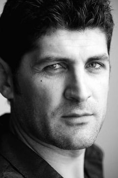 Sokol Cahani interpreta Mob Boss (uncredited)