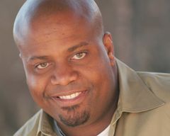 Chris Grundy interpreta Officer Evans
