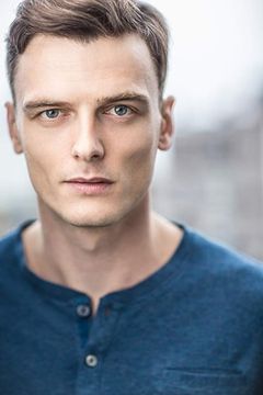 Thomas Nicholson interpreta Crew Member