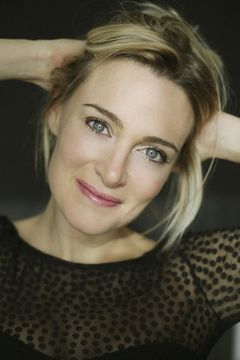 Lucie Peltier interpreta Ticket saleswoman