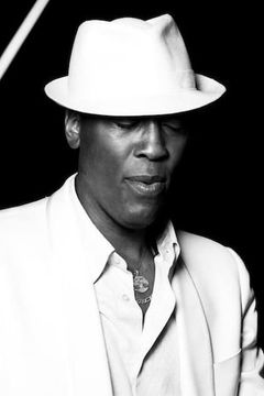 Warren 'Slim' Williams interpreta Bobby Tucker