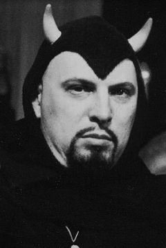 Anton LaVey interpreta Himself
