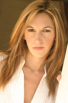 Jennifer Sciole interpreta EMT (uncredited)