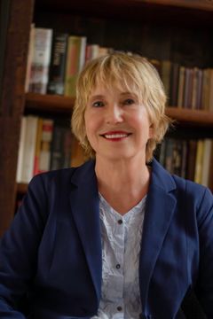 Sara Risher interpreta Herself