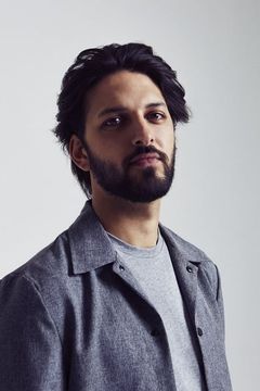 Shazad Latif interpreta Kazim Khan