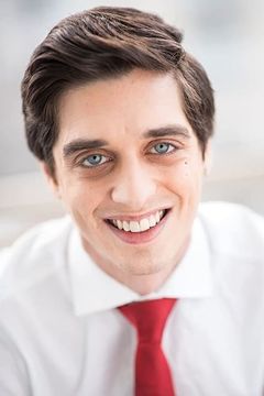Liam Raymond Dib interpreta Student #5