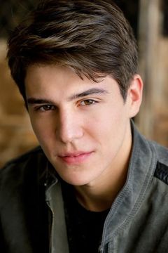 Michael Grant interpreta Randy Chambers
