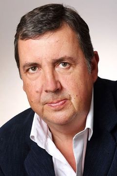 Richard Dixon interpreta Mairie Officer
