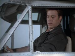 Crofton Hardester interpreta Senior Medical Officer