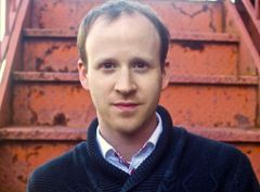 Brandon Sauve interpreta Ted Field