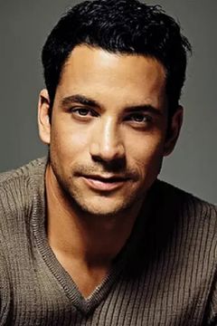 Nico Panagio interpreta JP Basson