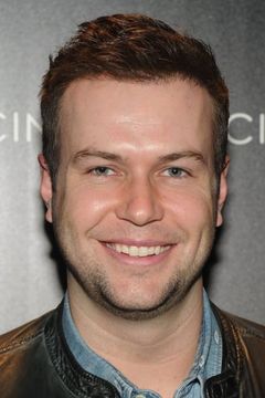 Taran Killam interpreta Stewart