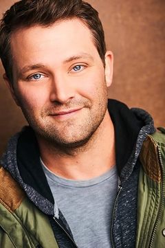 Matt Lowe interpreta Randy