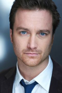 Adam Harper interpreta Keaton