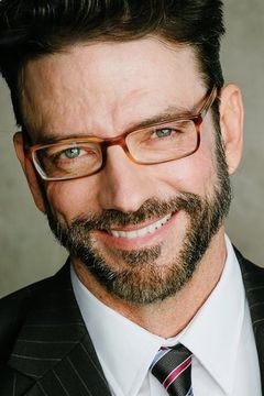 Keith Allan interpreta Mr. Perryman