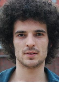 Julián Tello interpreta (voz)