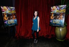 Meredith Anne Bull interpreta Dawn (voice)