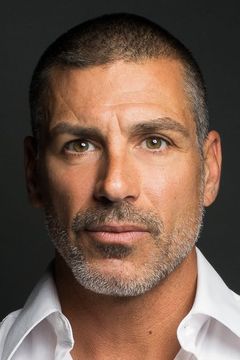 Eric Etebari interpreta Hank