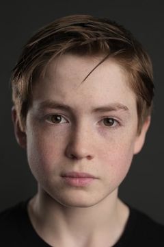 Kit Connor interpreta Older Reggie Dwight