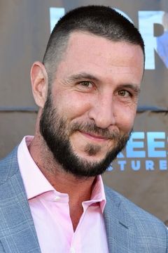 Pablo Schreiber interpreta Charlie Torrelson