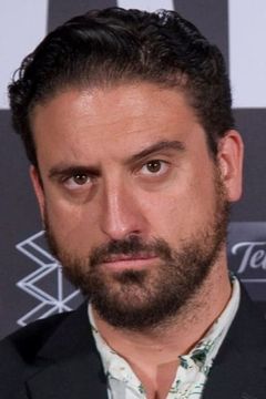 Eugenio Mira interpreta Young Simon Silver
