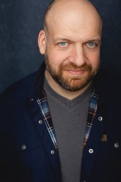 Michael Tourek interpreta Ash