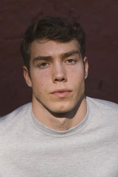 Derek Chadwick interpreta Liam (uncredited)