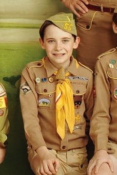 John Peet interpreta Junior Khaki Scout Master