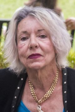 Susan Lowe interpreta Court Groupie B