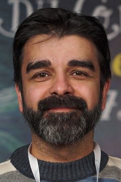 Amir Hedayati interpreta Employé clinique vétérinaire