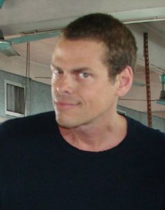 Vince Offer interpreta Himself